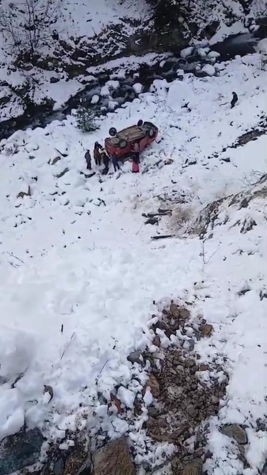 Gümüşhane Kürtün’de Kamyonet Dereye Yuvarlandı! 1’I Ağır 5 Yaralı (1)