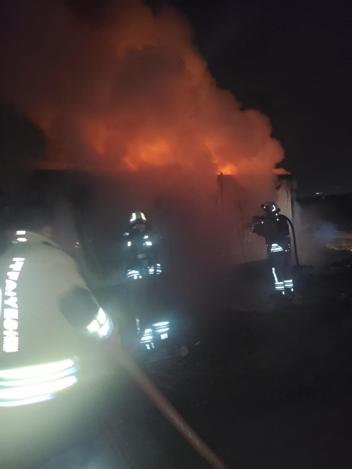 Hatay'da Konteyner Alevlere Teslim Oldu (2)