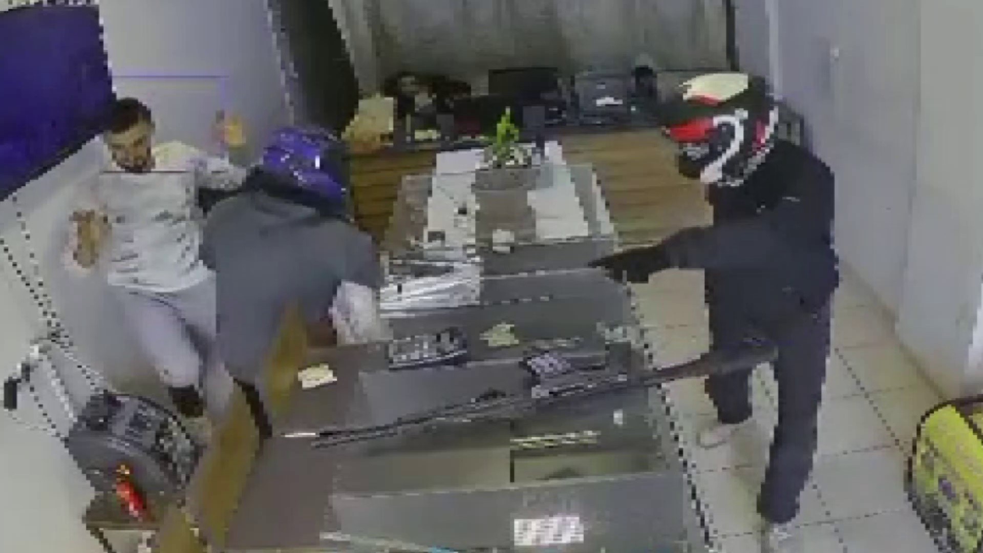 Hatay’ın Kırıkhan Ilçesinde Bir Kuyumcuda Yaşanan Silahlı Soygun Güvenlik Kamerasına Yansıdı. Olayda, Kasklı 2 Şüphelinin Yaklaşık 3 Dakika Içerisinde Çok Sayıda Altını Alarak Kaçtığı Öğrenildi (2)