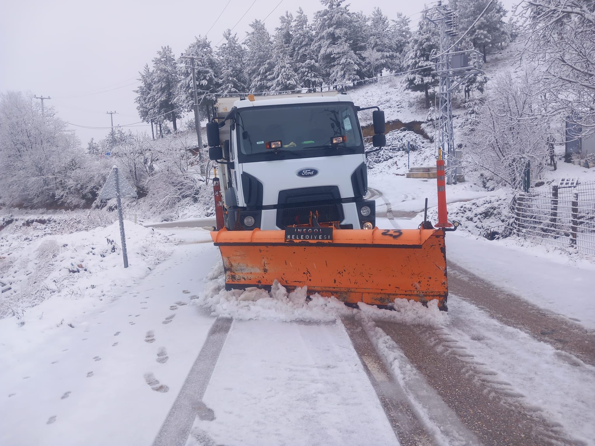 İnegöl Belediyesi Karla Mücadele Çalışmalarını Aralıksız Sürdürüyor! (5)