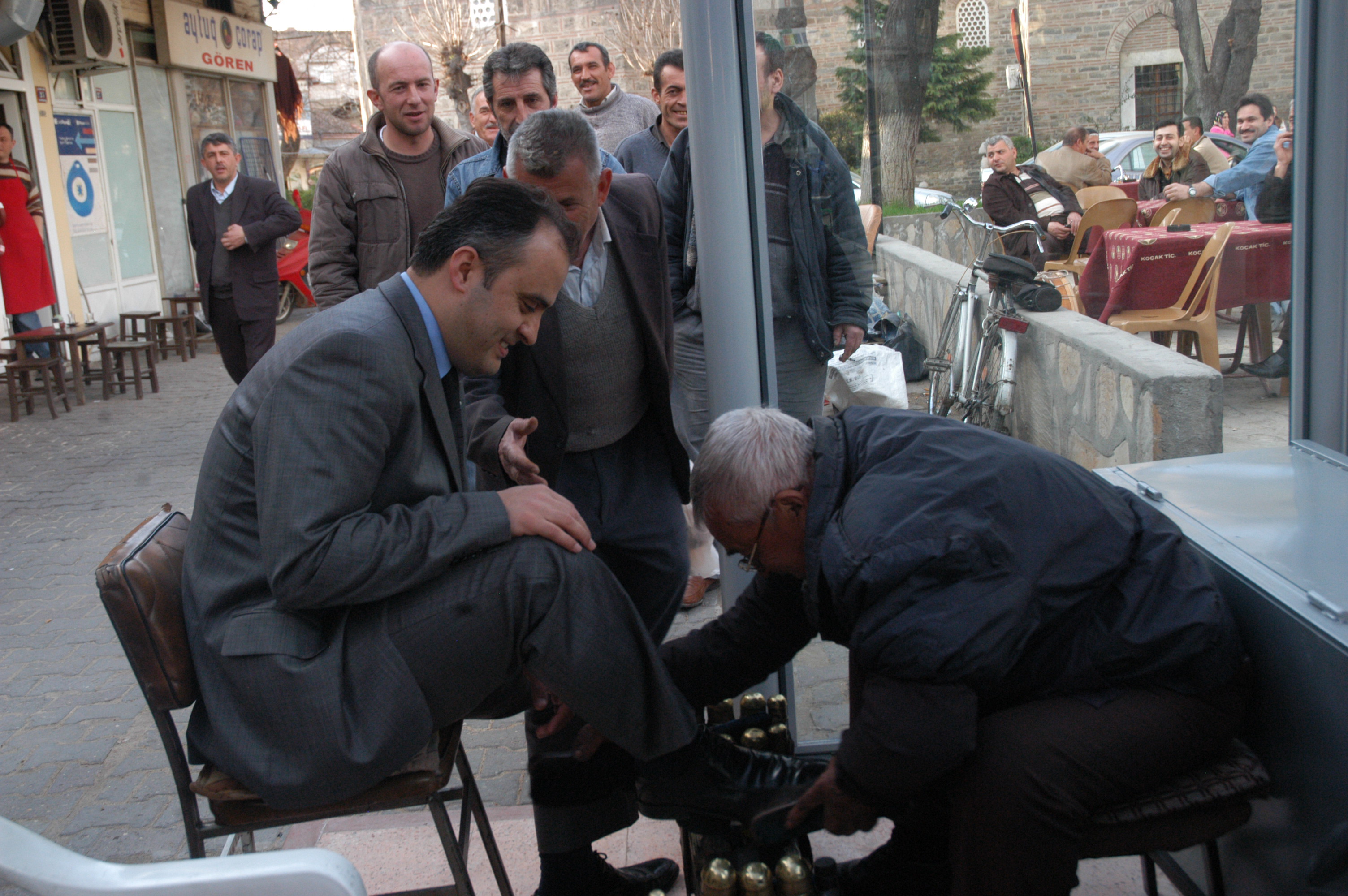 İnegöl Belediyesi’nden Ayakkabı Boyacılarına Kapalı Alan Arşiv 2008 Gençgazete (1)