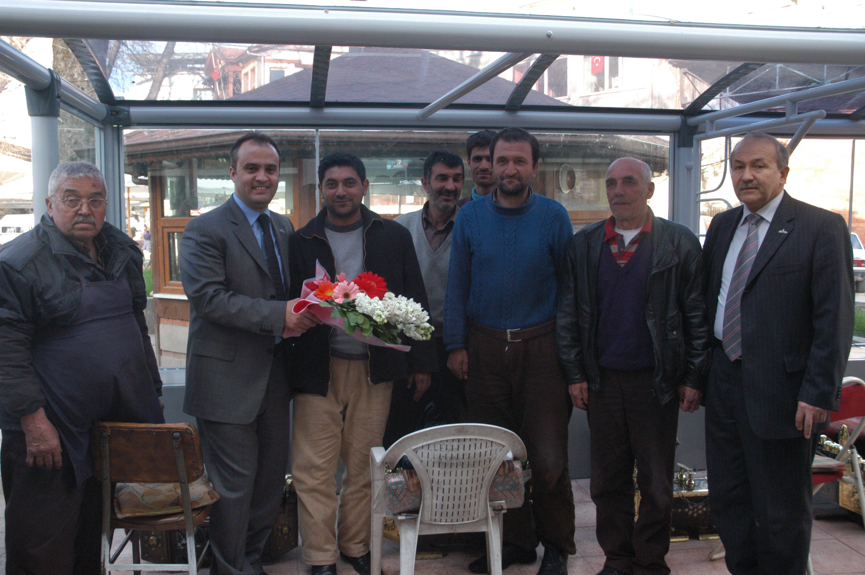 İnegöl Belediyesi’nden Ayakkabı Boyacılarına Kapalı Alan Arşiv 2008 Gençgazete (2)