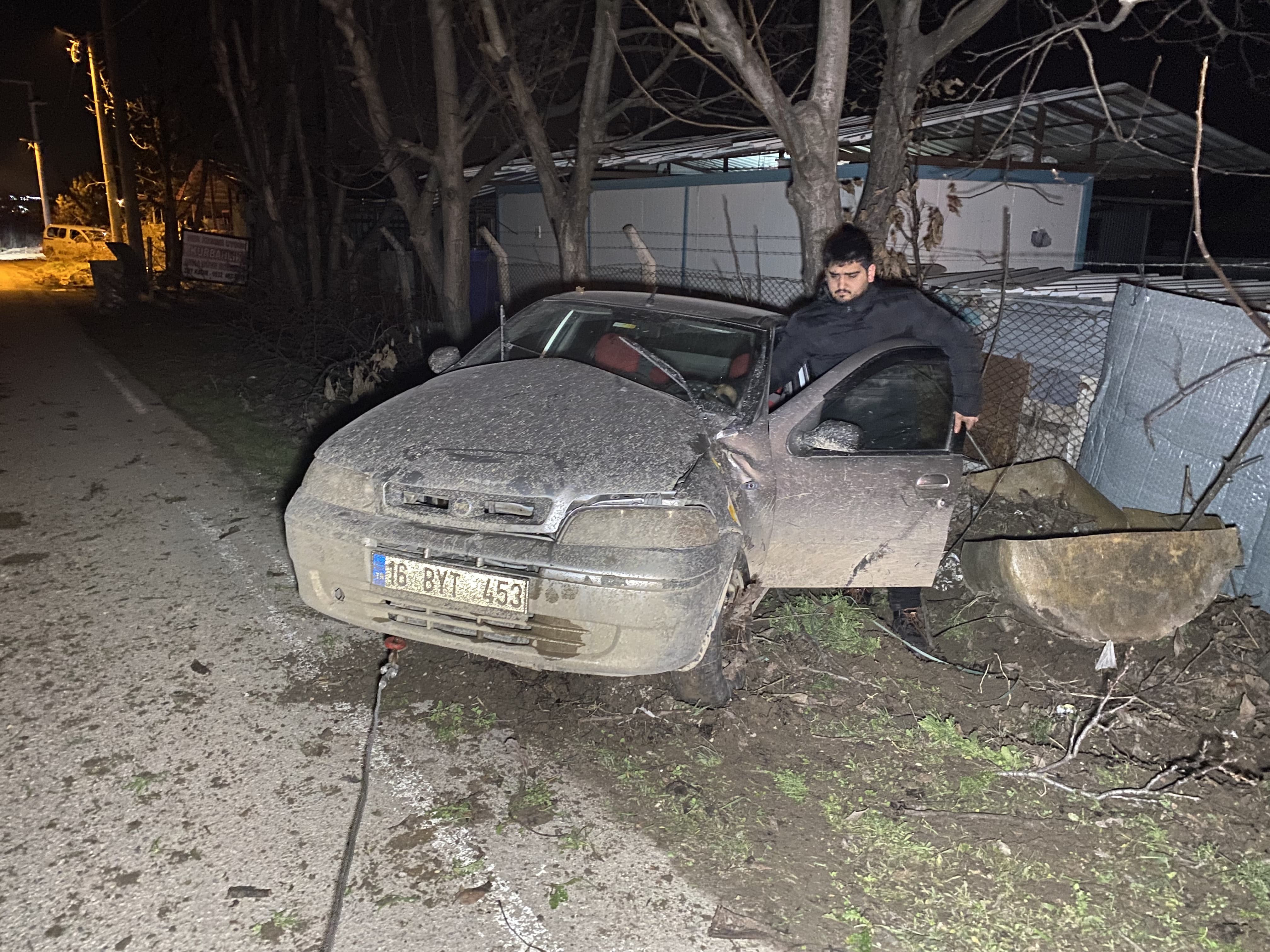 İnegöl Ilçesinde Otomobil Ağaca Çarptı! 4 Genç Kız Yaralandı (1)