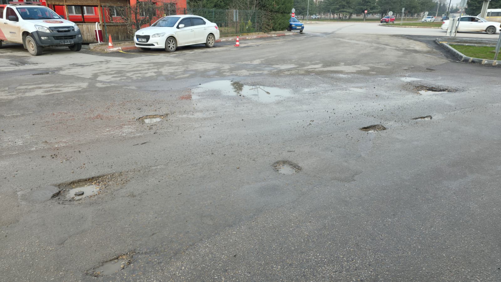 İnegöl'de Ahmet Türkel Çevre Yolun Asfaltı Sürücüleri Çileden Çıkardı! (2)