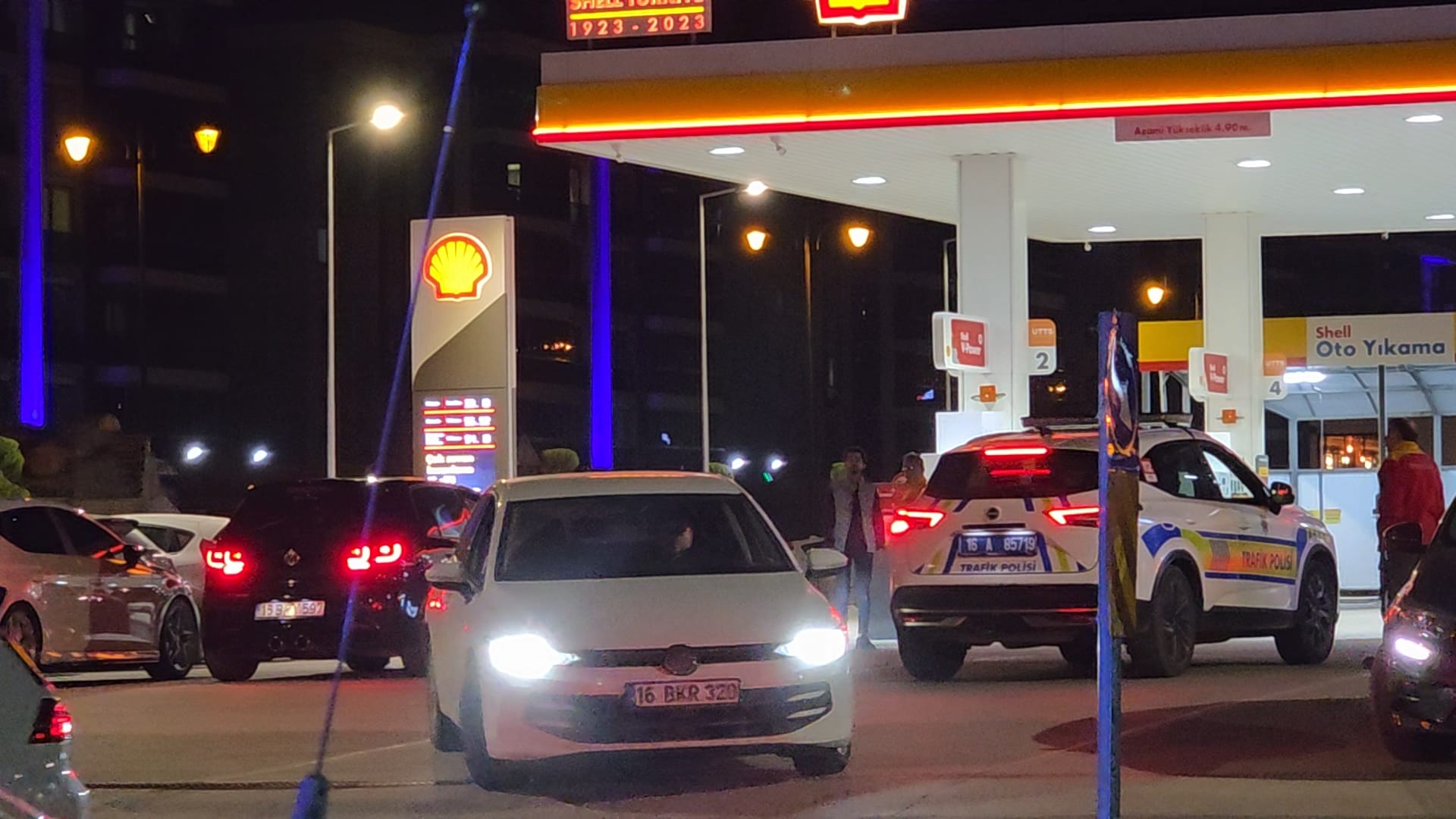 İnegöl’de Akaryakıt İstasyonunda Yaşanan Yoğunluk Trafik Ekiplerini Harekete Geçirdi (2)