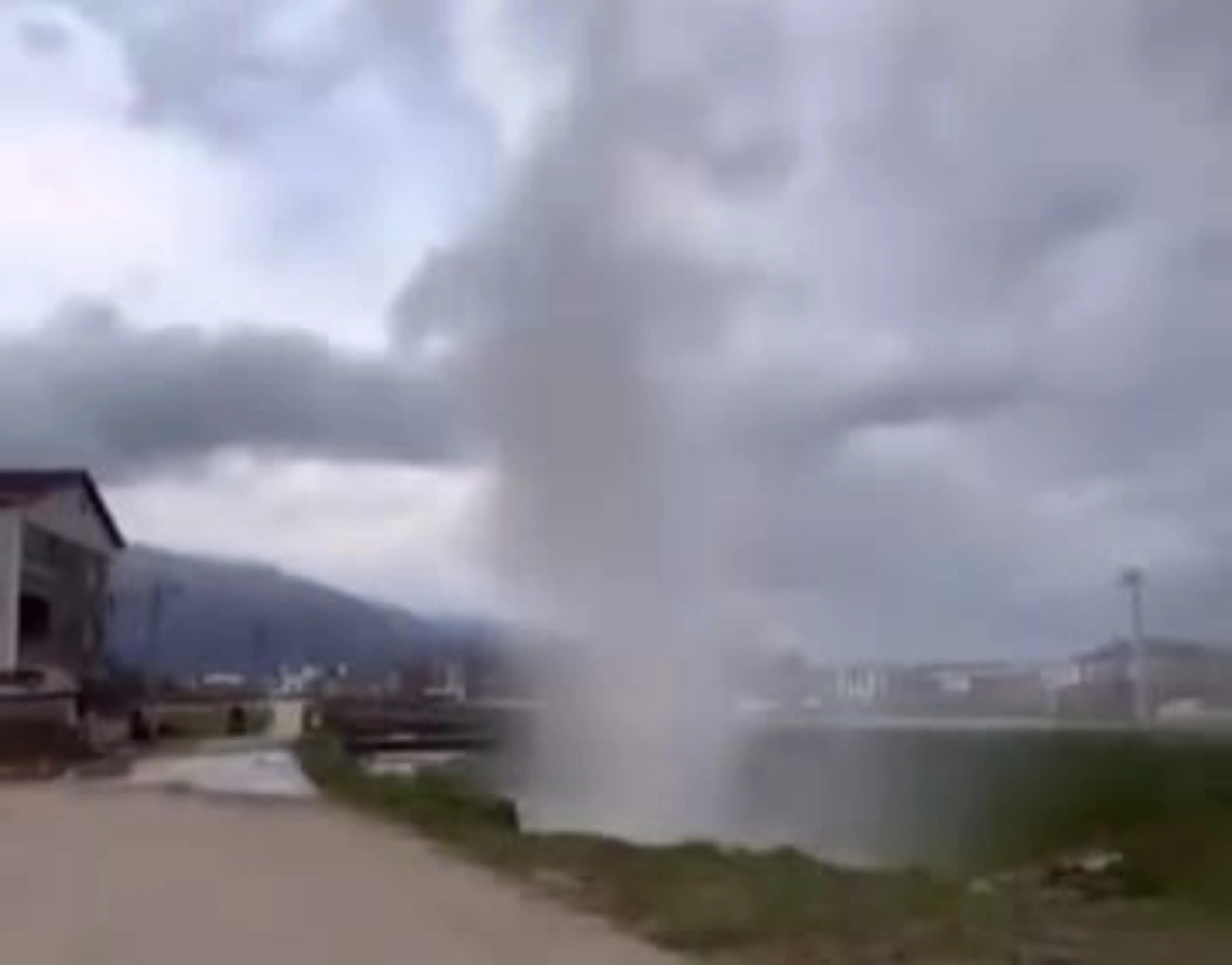 İnegöl'de Ana Su Borusu Patladı Tonlarca Su Dereye Aktı (2)