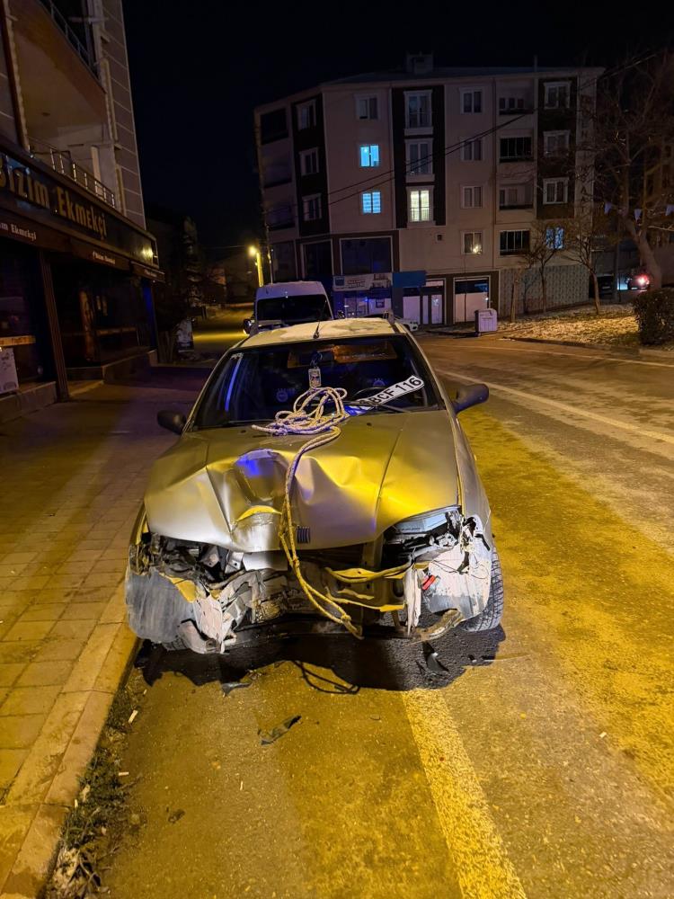 İnegöl’de Direğe Çarpan Otomobilde 1 Kişi Yaralandı! (1)