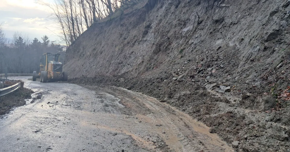 İnegöl'de Heyelan Yolları Kapattı Ekipler Seferber Oldu (2)