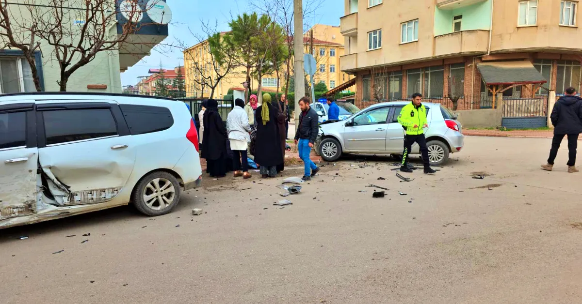 İnegöl'de İki Otomobil Çarpıştı 2 Çocuk Yaralı (2)