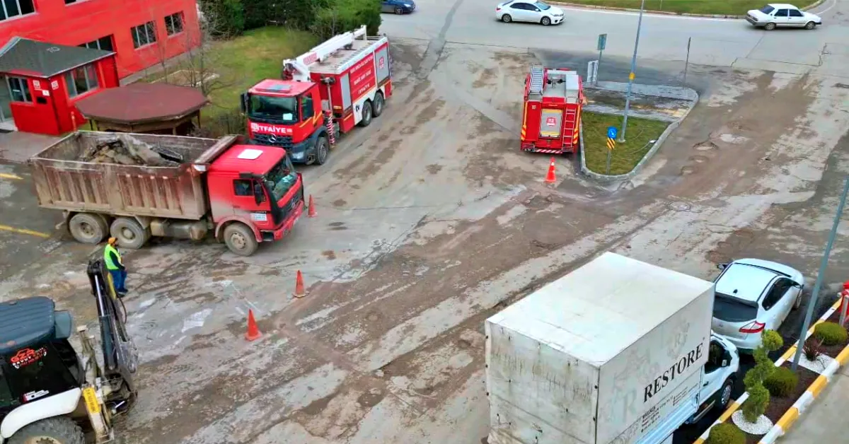 İnegöl'de İtfaiye Önündeki Bozuk Yol Onarıldı (2)
