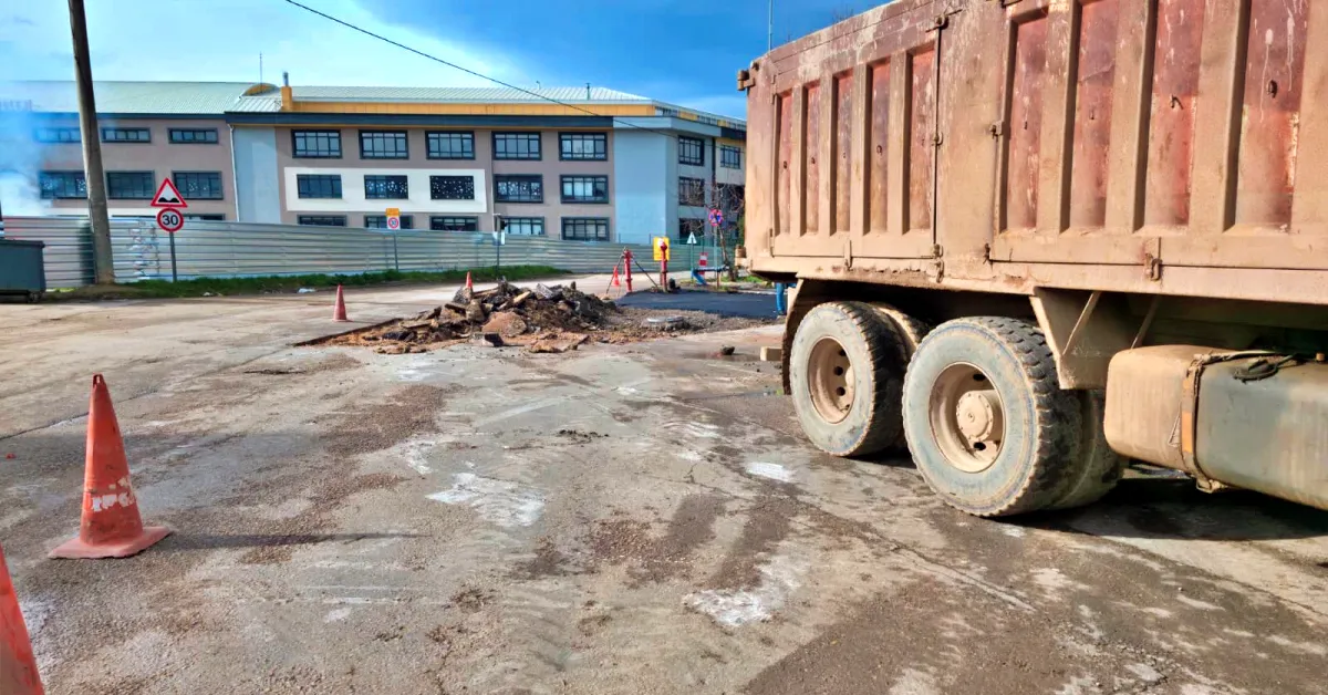 İnegöl'de İtfaiye Önündeki Bozuk Yol Onarıldı (3)