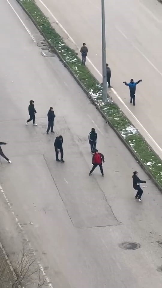 İnegöl'de Kar Topu Sevinci Kursaklarında Kaldı! Otobüs Şoförü Sopayla Kovaladı (1)