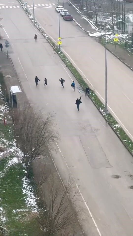 İnegöl'de Kar Topu Sevinci Kursaklarında Kaldı! Otobüs Şoförü Sopayla Kovaladı (2)