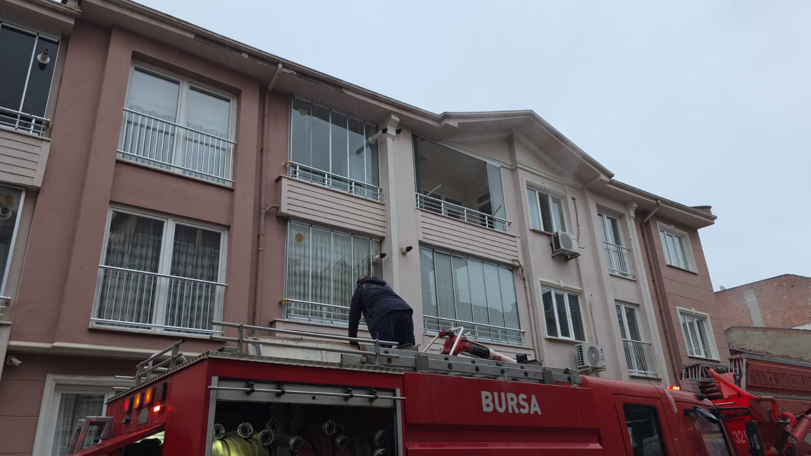 İnegöl'de Korkutan Yangın! Alevler Bütün Evi Sardı (1)-1