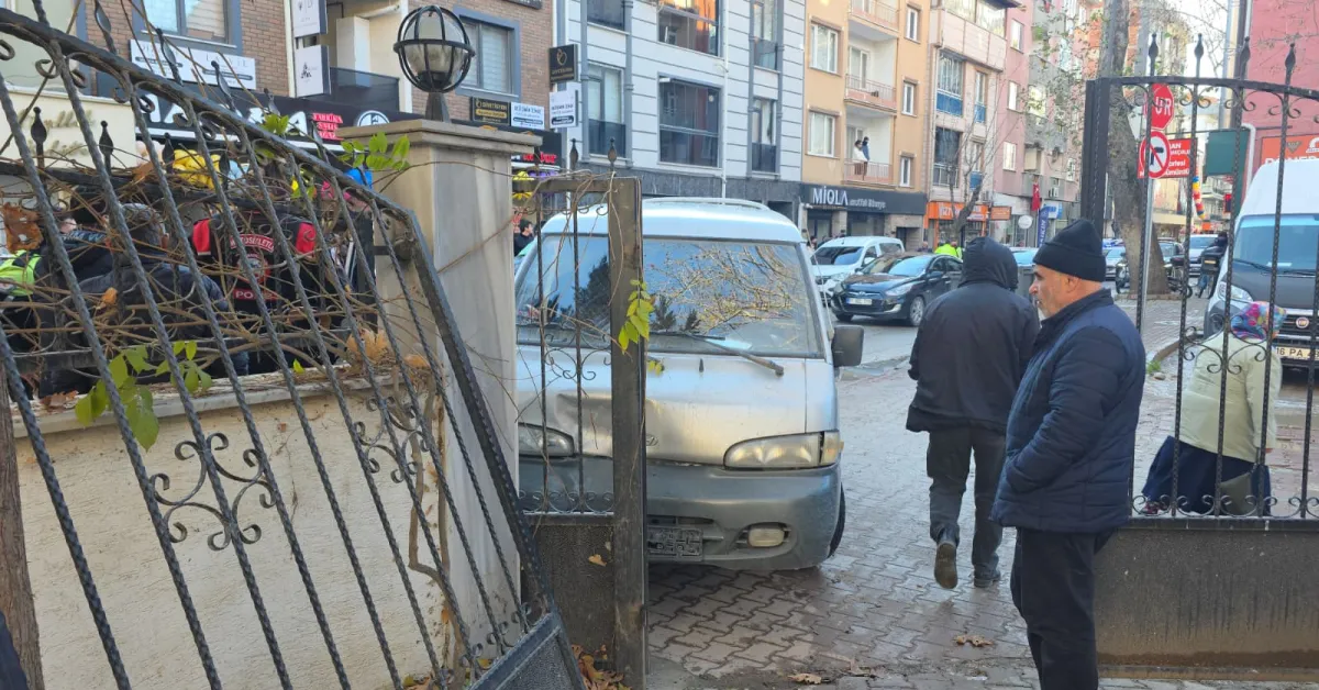 İnegöl'de Minibüs Otomobile Ve Cami Duvarına Çarptı 2 Yaralı (2)