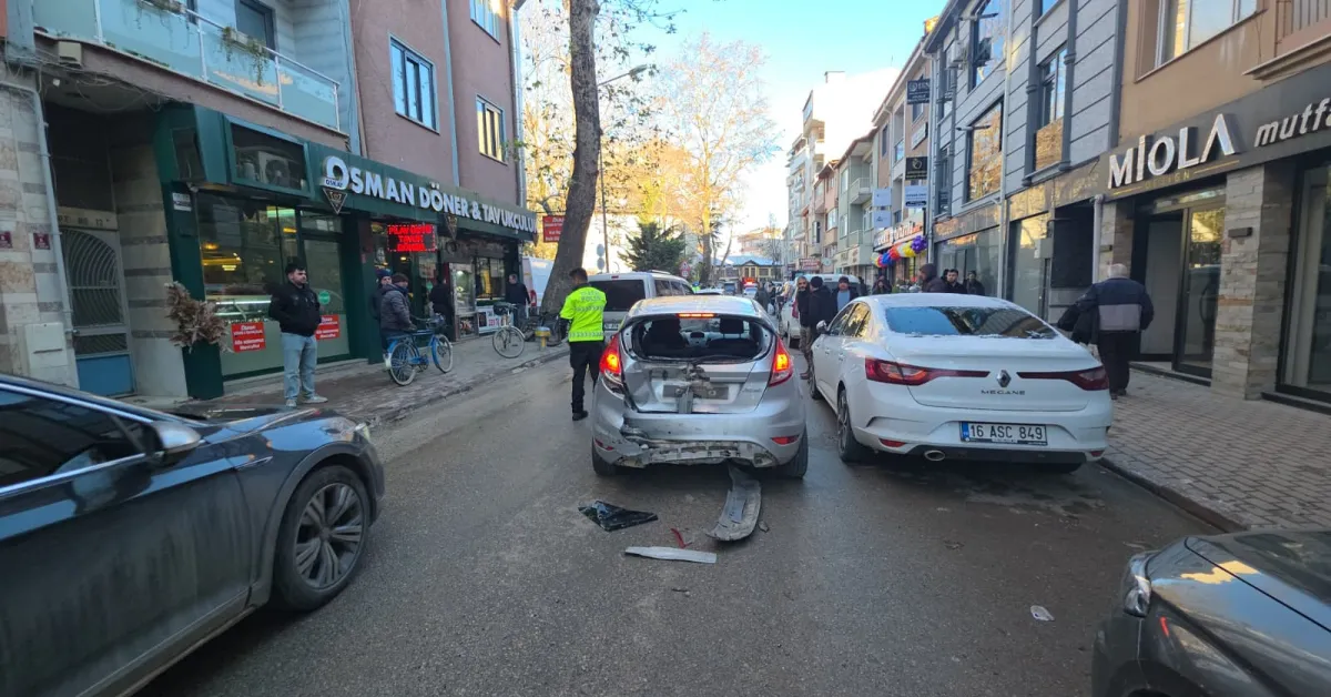 İnegöl'de Minibüs Otomobile Ve Cami Duvarına Çarptı 2 Yaralı (3)