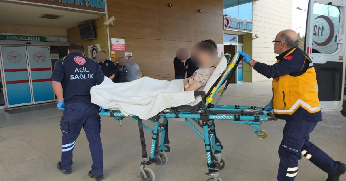 İnegöl'de Okul Önünde Bıçaklı Kavga Bir Çocuk Yaralandı