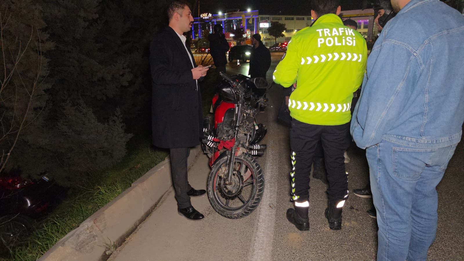 İnegöl’de Otomobil Uçuruma Yuvarlandı (1)-1