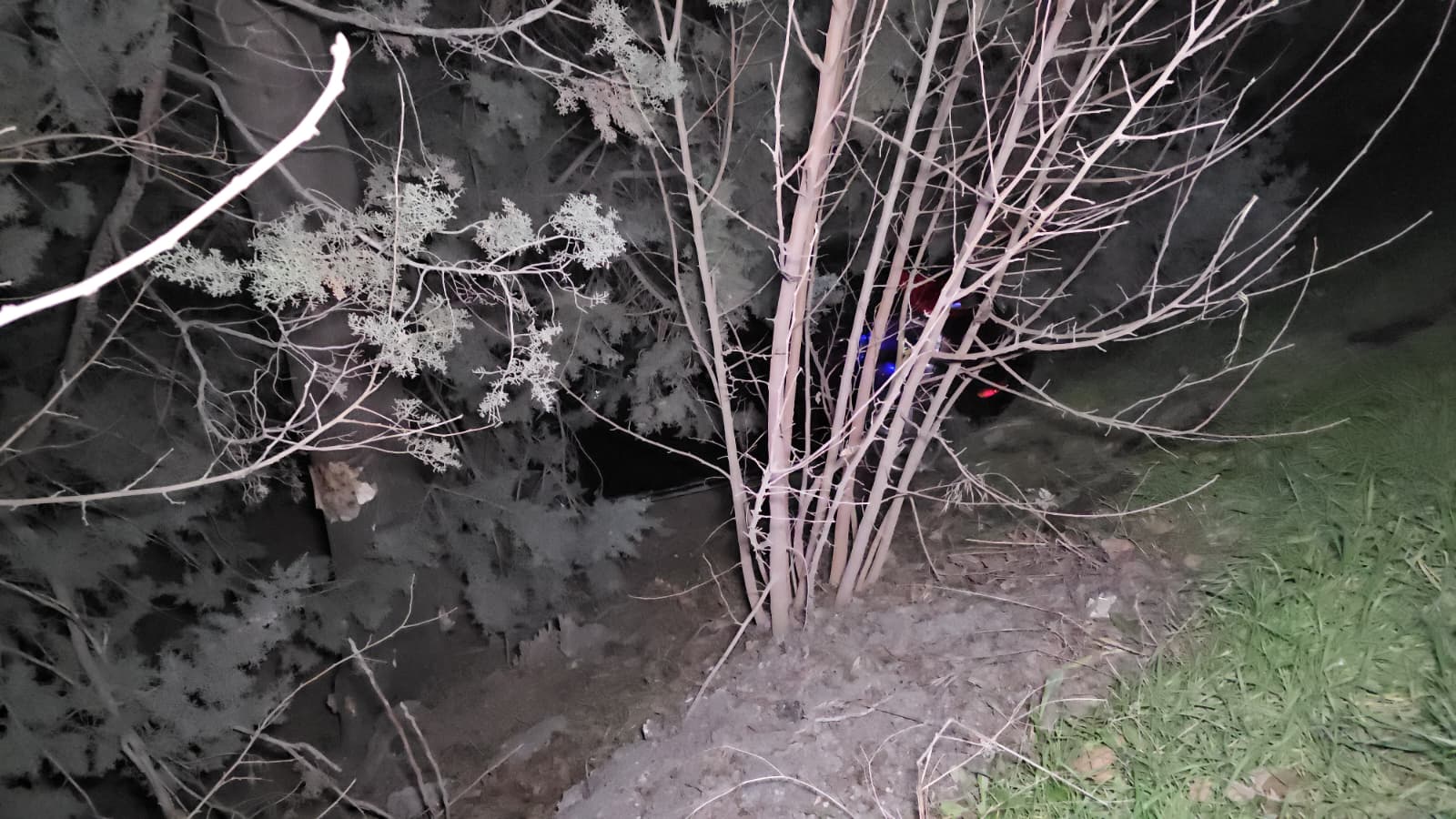 İnegöl’de Otomobil Uçuruma Yuvarlandı (2)