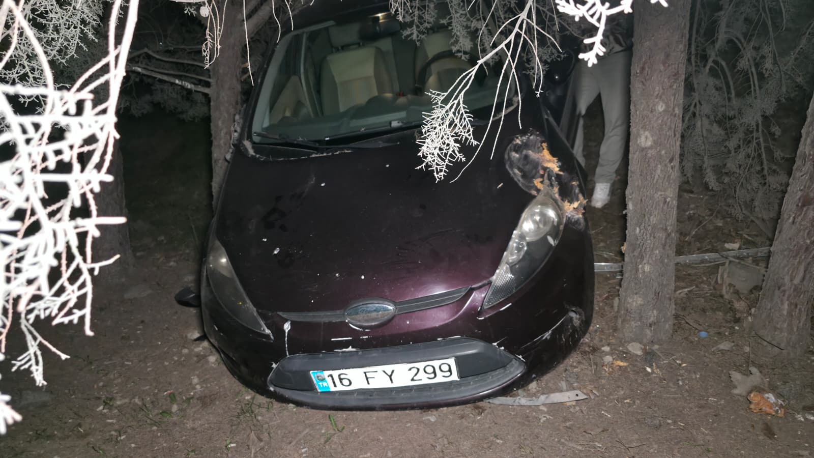 İnegöl’de Otomobil Uçuruma Yuvarlandı (3)