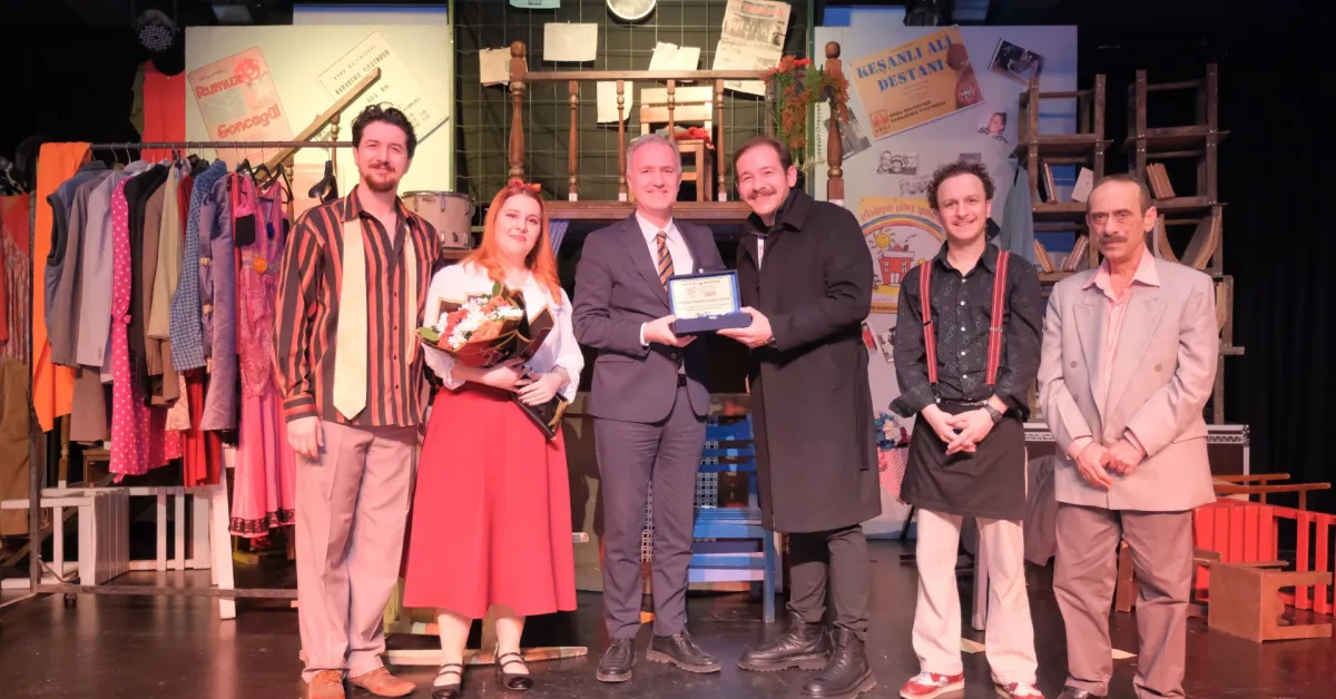 İnegöl'de Sahnede Festival Var 5 Günlük Tiyatro Maratonu Kahvede Şenlik Var Ile Başladı (2)