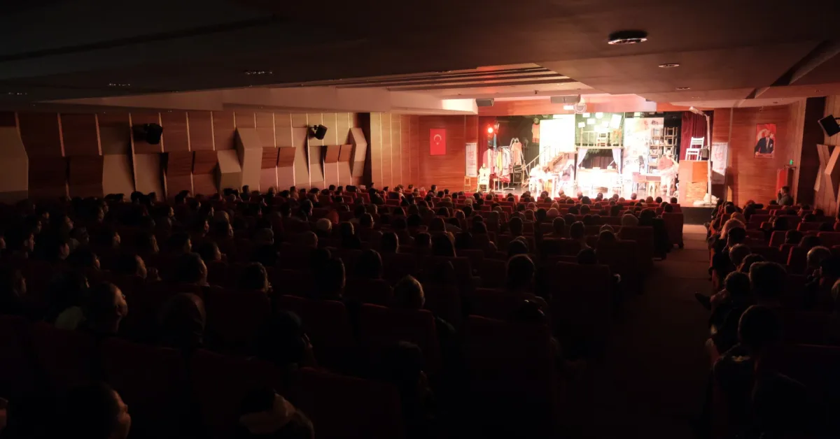 İnegöl'de Sahnede Festival Var 5 Günlük Tiyatro Maratonu Kahvede Şenlik Var Ile Başladı (9)