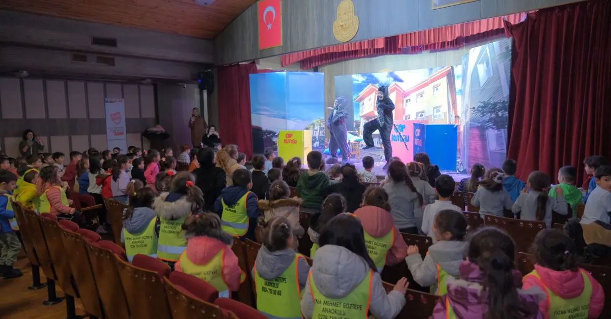 İnegöl'de Sahnede Festival Var Tiyatro Coşkusu Doruğa Çıktı (11)
