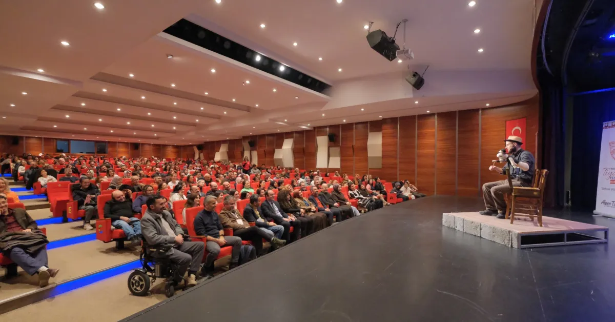 İnegöl'de Sahnede Festival Var Tiyatro Coşkusu Doruğa Çıktı (9)