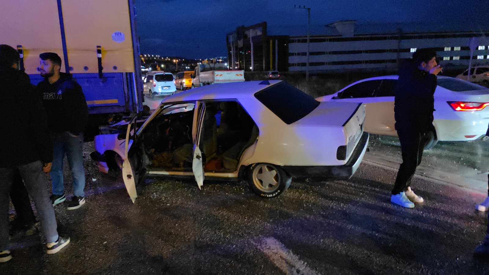 İnegöl’de Tir Ile Otomobil Çarpıştı! 1 Kişi Yaralandı (2)