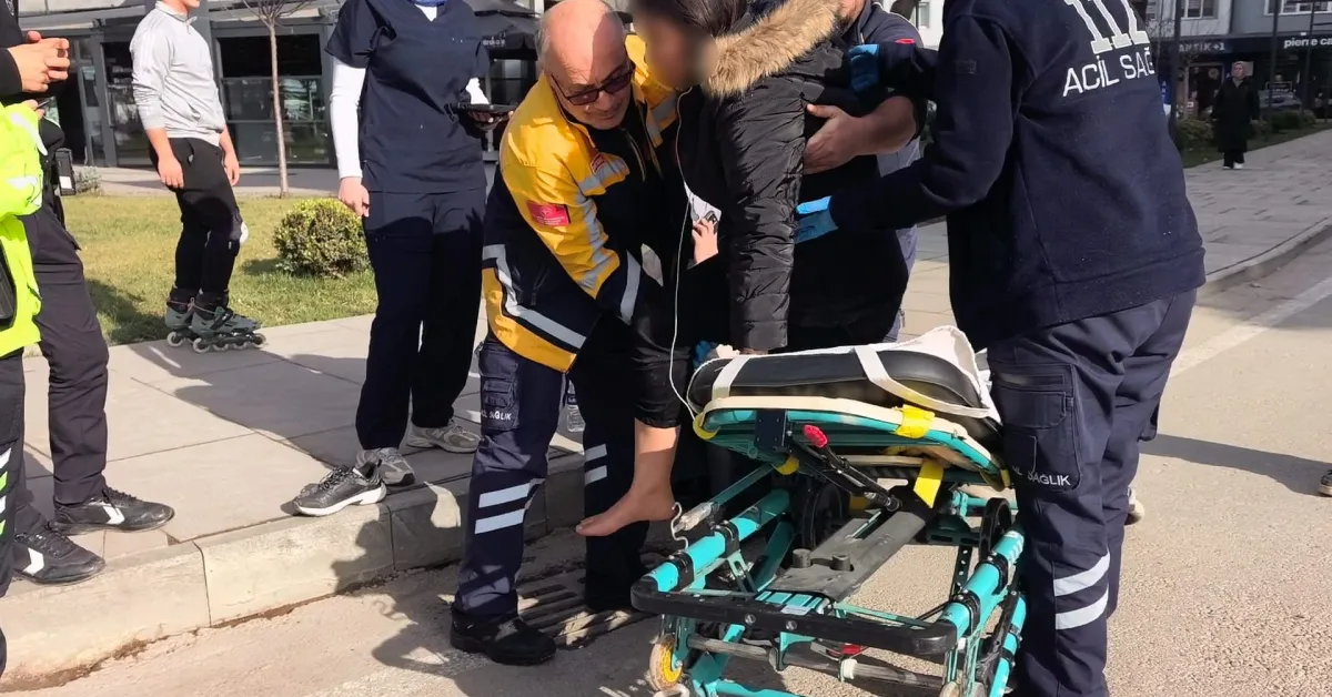 İnegöl'de Yaya Geçidinde Kaza Otomobilin Çarptığı 2 Kadın Yaralandı (1)