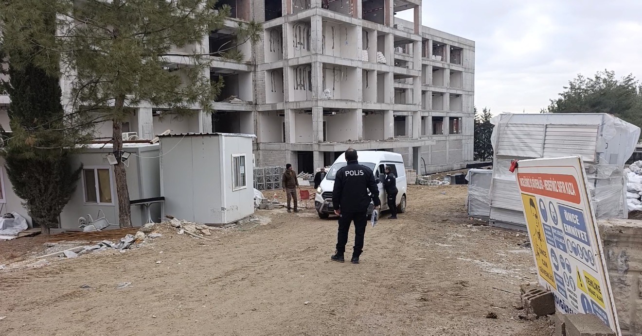 İş Makinesi Ile Duvar Arasında Sıkışan Işçi Hayatını Kaybetti (2)