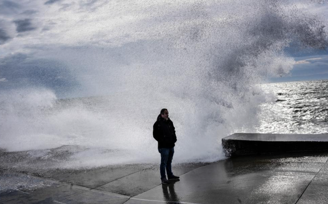 İstanbul'da Lodos Etkili Oldu, Dev Dalgalar Sahili Kapladı (1)-1