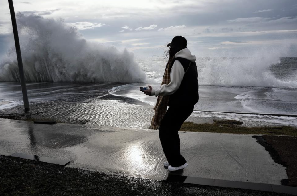 İstanbul'da Lodos Etkili Oldu, Dev Dalgalar Sahili Kapladı (4)
