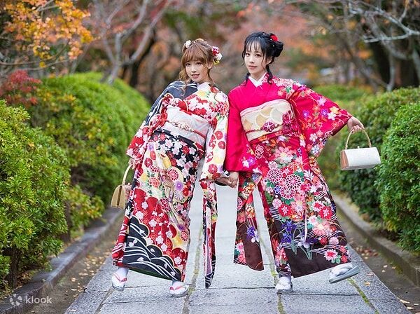 Japonya’da Yüzyıllardır Giyilen Bu Geleneksel Kıyafetin Adı Ne, Neden Hâlâ Büyük Bir İlgi Görüyor (1)-1