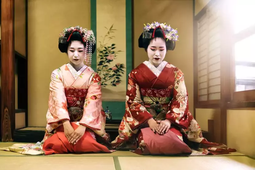 Japonya’da Yüzyıllardır Giyilen Bu Geleneksel Kıyafetin Adı Ne, Neden Hâlâ Büyük Bir İlgi Görüyor (1)