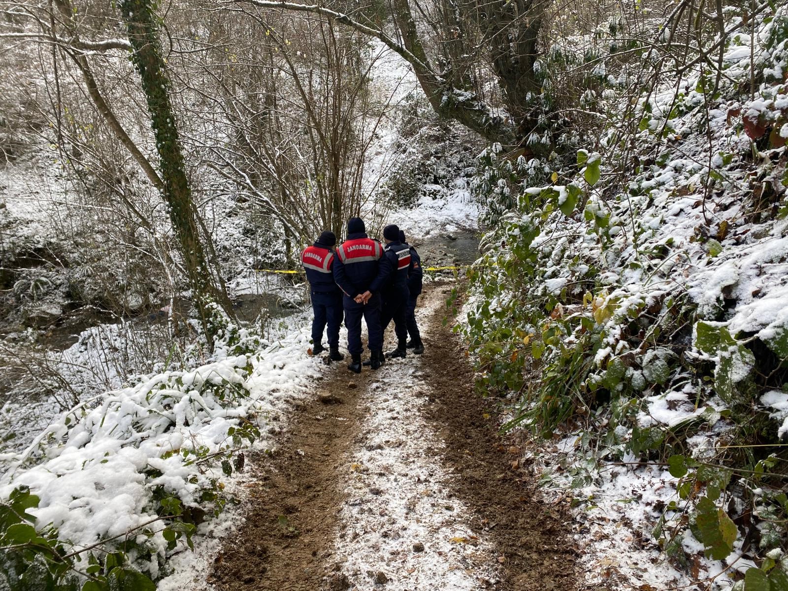 Karlı Havada Atletli Bir Adam, Dere Yatağında Otomobilden 10 Metre Uzaklıkta Ölü Bulundu (1)