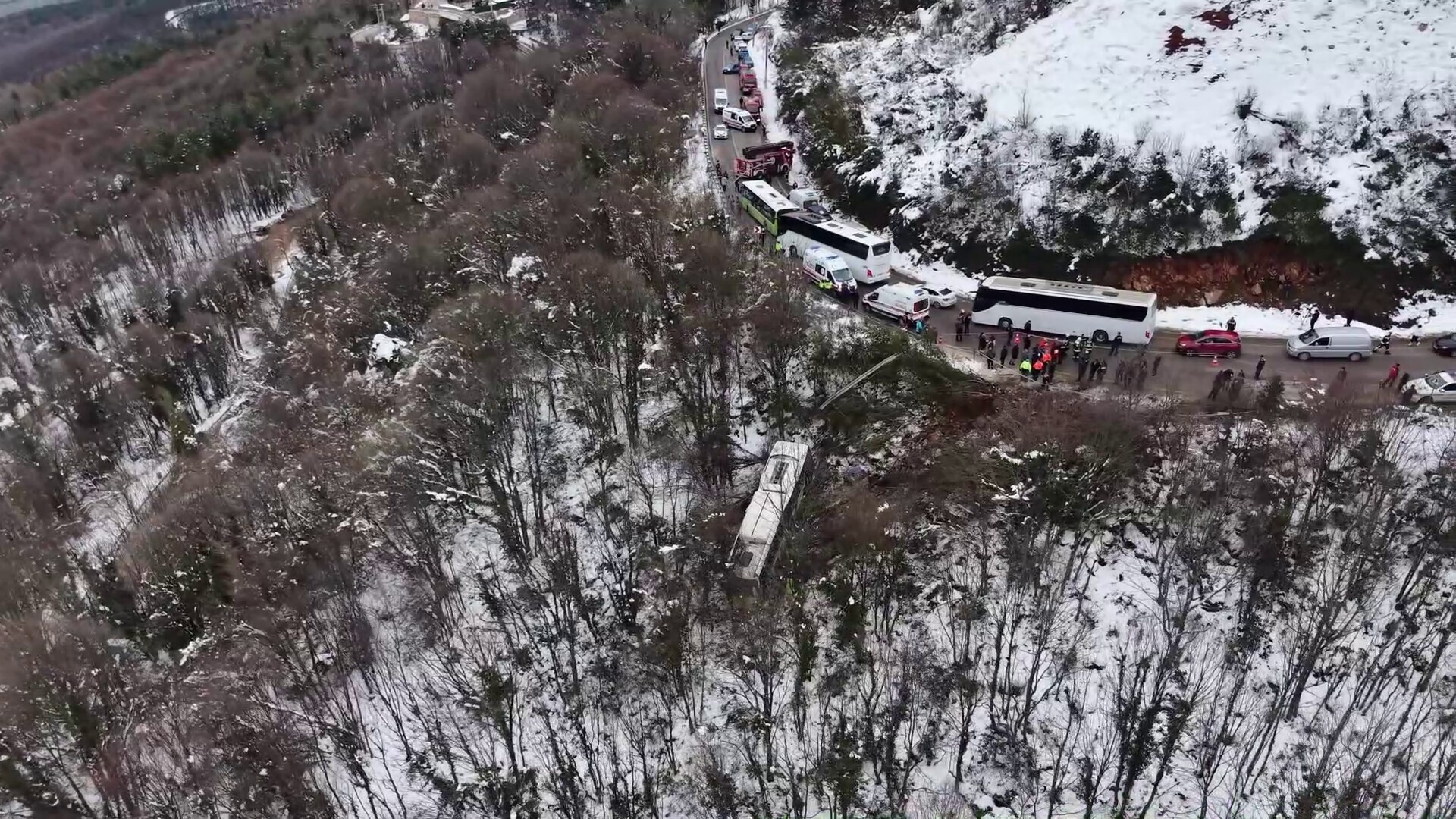 Kartepe'nin Zirvesinden Inerken Otobüs Şarampole Uçtu 22 Yaralı (1)