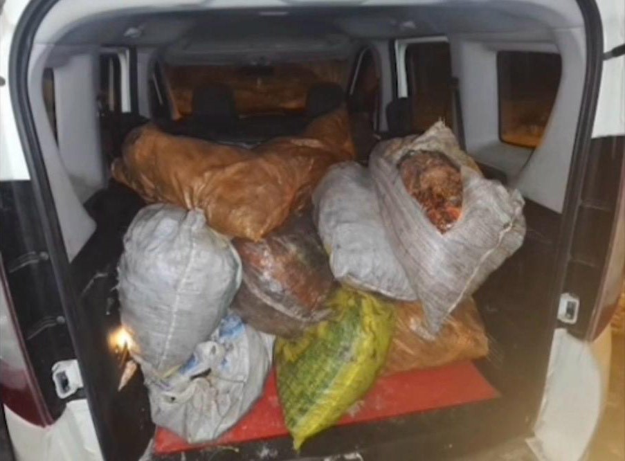 Kayseri’nin Melikgazi Ilçesinde Bir Iş Yerinden 250 Bin Tl Değerinde Hurda Çalan 2 Şüpheli, Polis Ekiplerince Yakalanarak Tutuklandı. Hırsızlık Anı Kameralara Yansıdı (1)