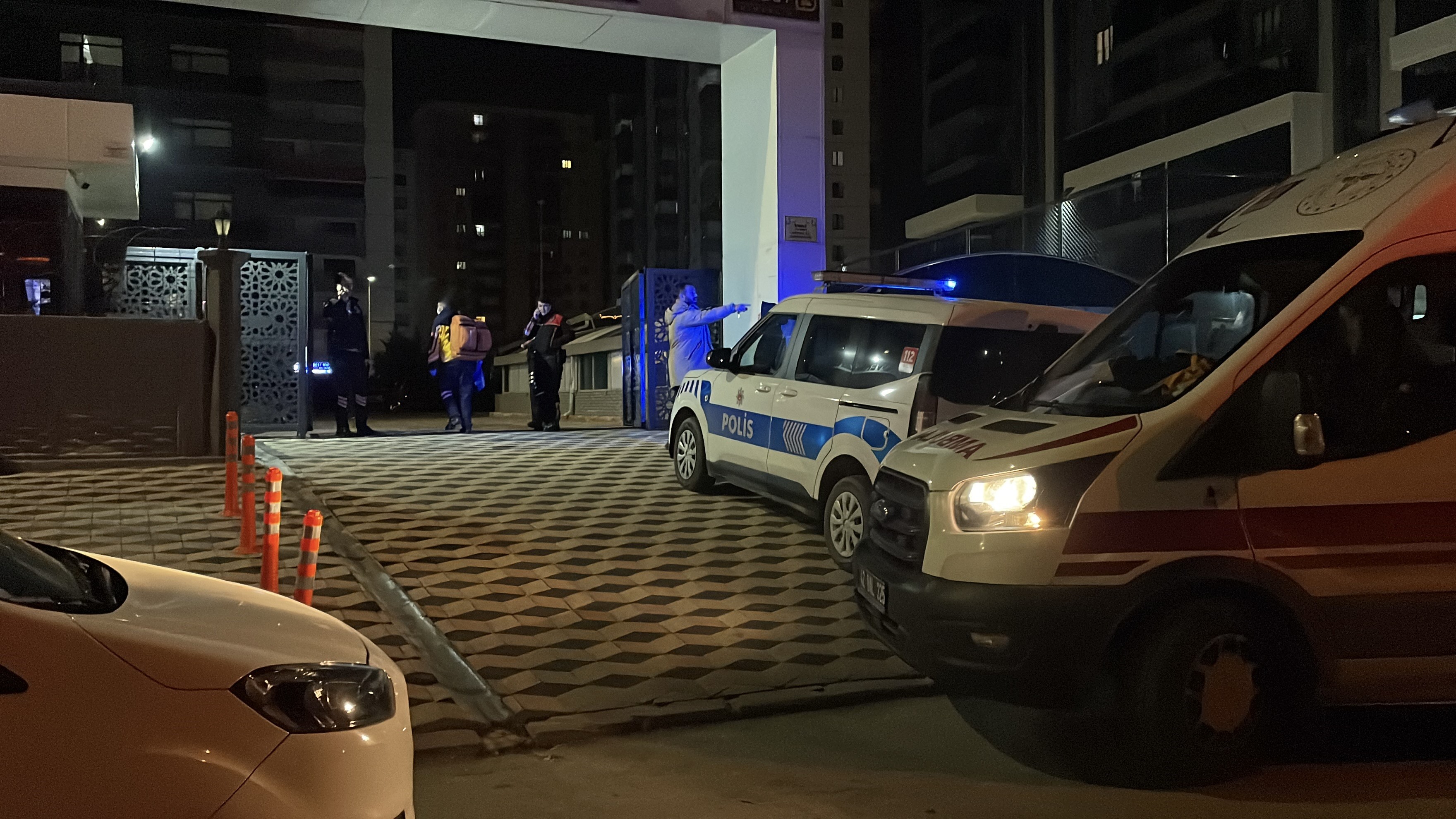 Kız Kardeşini Öldürdü, Annesini Ağır Yaralayıp Intihar Etti (2)