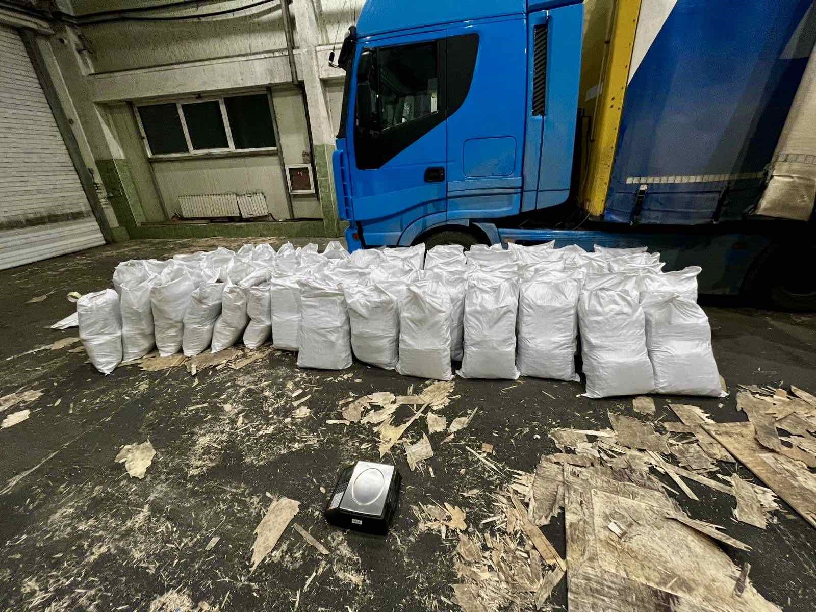 Kontrplaklar Arasına Gizlenen 700 Kilo Esrar Sınırda Ele Geçirildi (3)