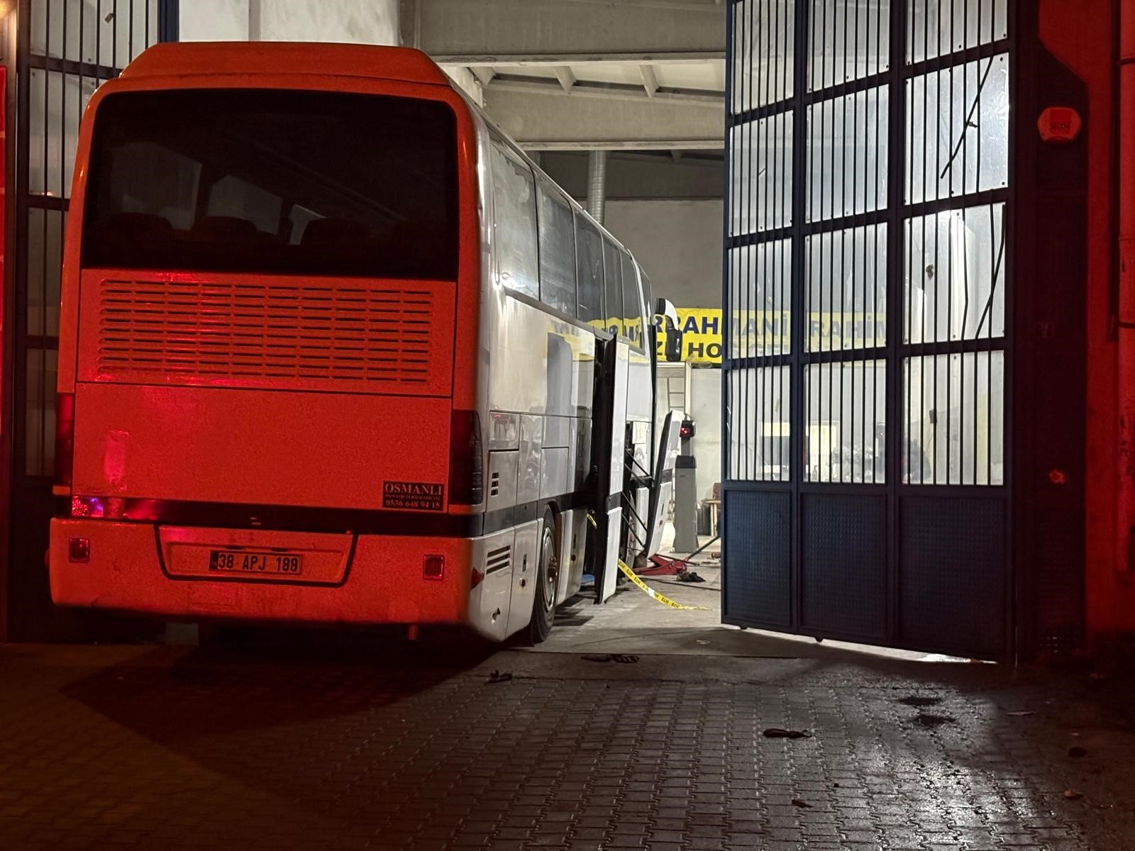 Krikonun Kayması Ile Otobüsün Altında Kalan Tamirci Hayatını Kaybetti (1)