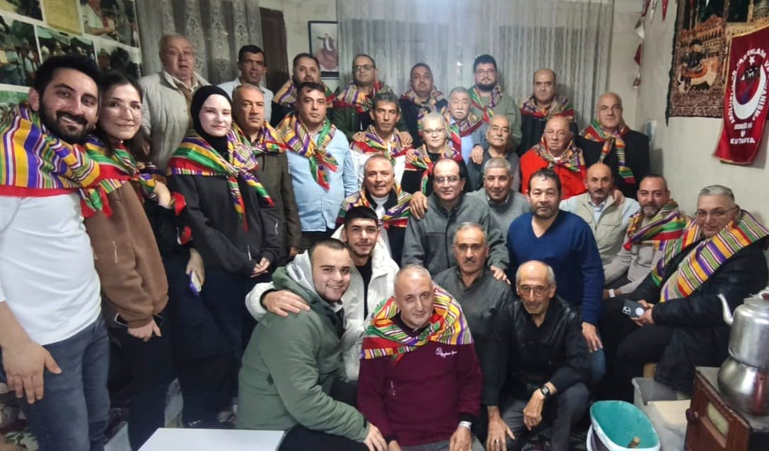 Kütahya Altı Nokta Körler Derneği Başkanı İsmail Barış, Sazı Ensesine Koyarak Tersten Çalma Tekniğiyle Dikkat Çekiyor. Barış, Yöntemin Tesadüfen Ortaya Çıktığını Söyledi (1)