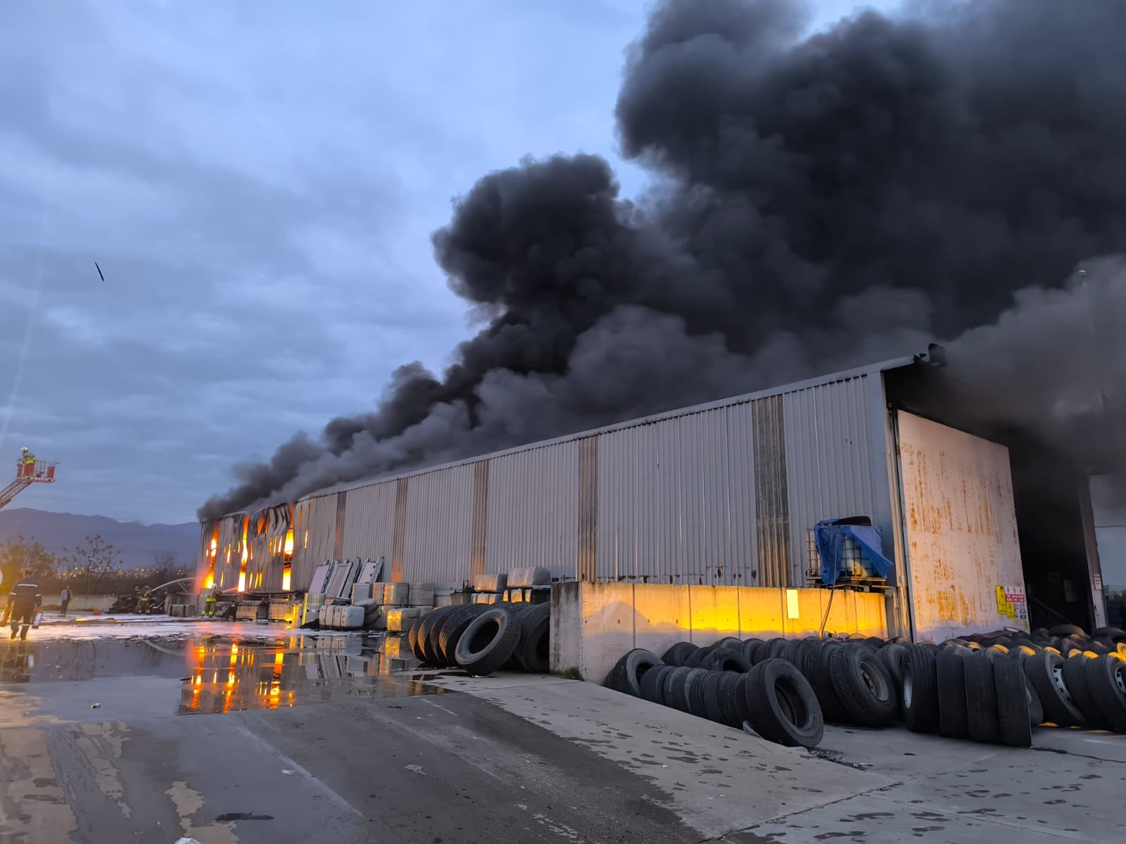 Lastik Deposu Alevlere Teslim Oldu (1)