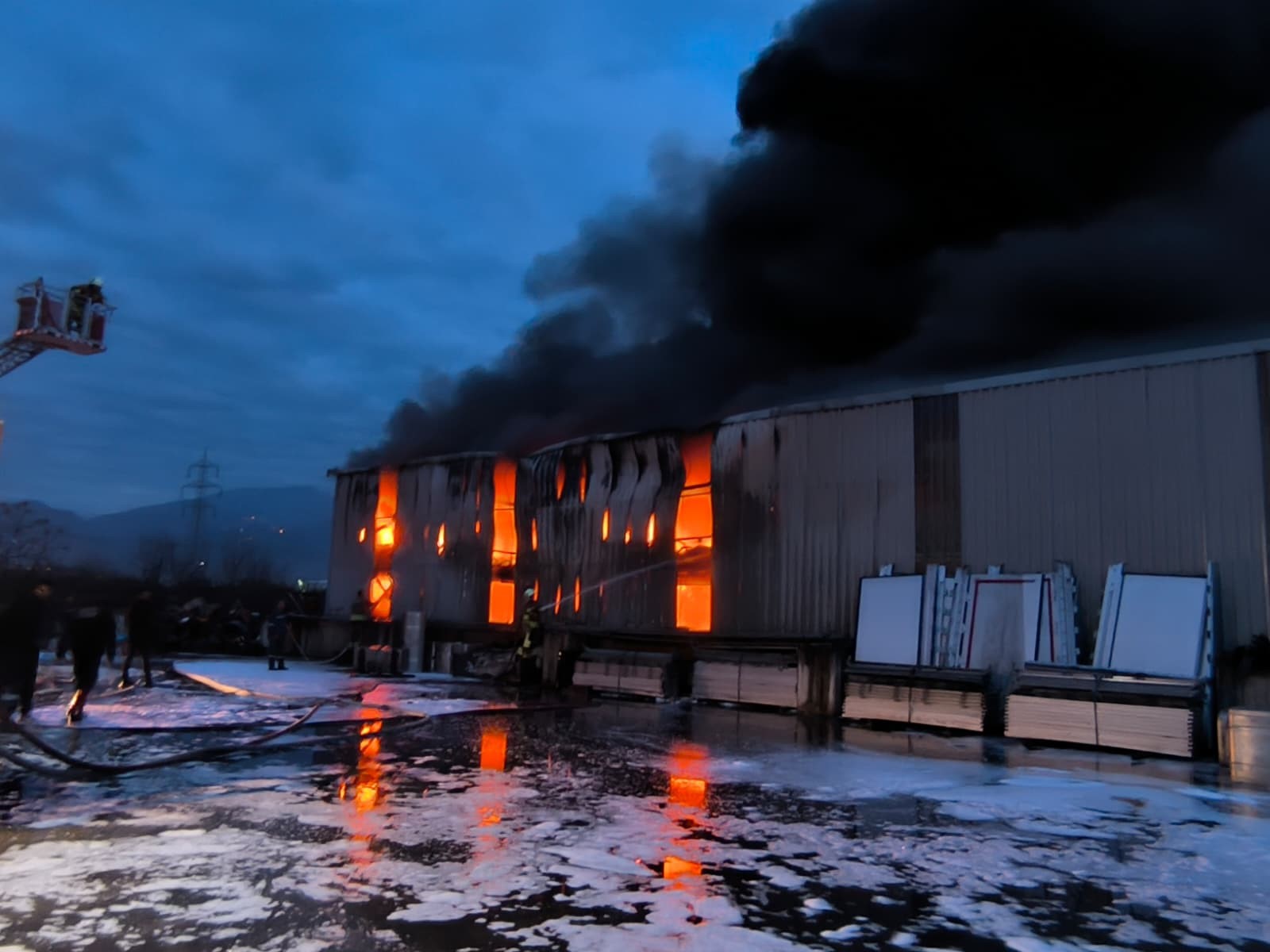 Lastik Deposu Alevlere Teslim Oldu (3)