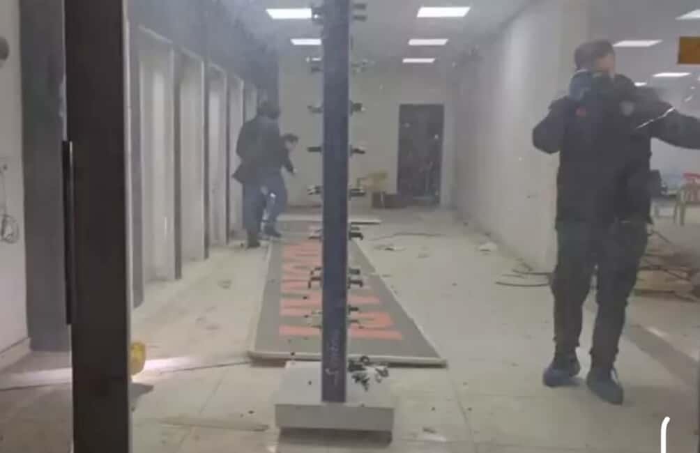 Mardin Kızıltepe’de Bir Aileye Ait Iş Yerlerine Silahlı Saldırı Düzenlendi. Olayda Yaralanan Olmazken, Polis Şüphelilerin Yakalanması Için Çalışma Başlattı (2)