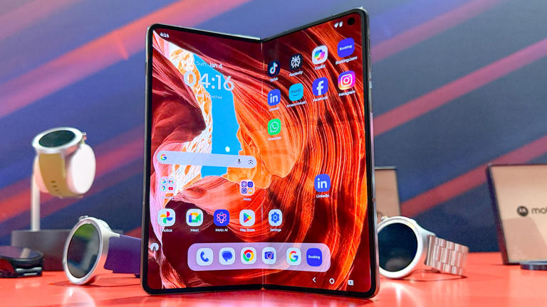 Merakla Beklenen Kitap Şeklindeki Telefonun Ayrıntıları Belli Oldu (1)