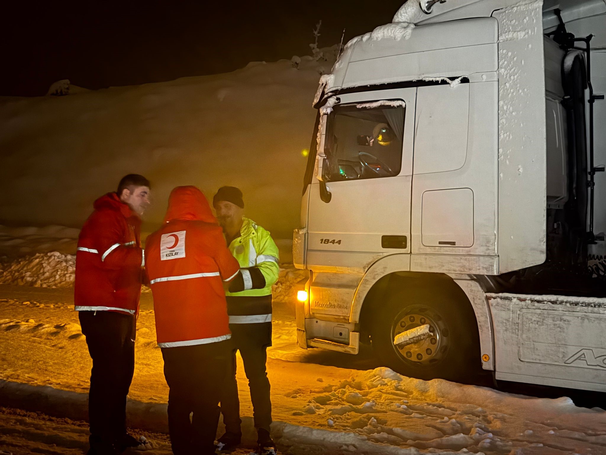 Muş’ta Kar Ve Tipi Nedeniyle Yolda 180 Kişi Mahsur Kaldı (3)