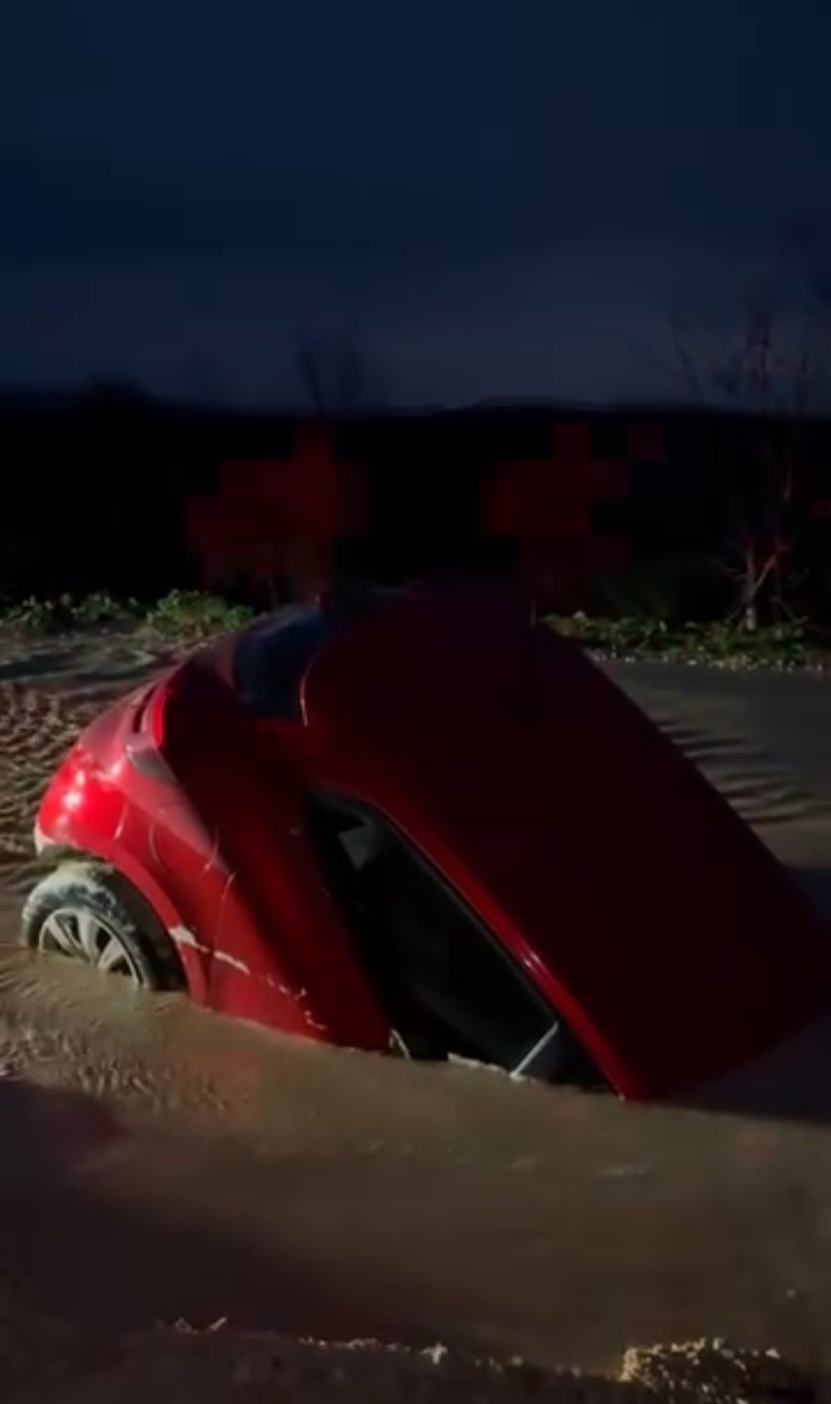 Otomobil Bataklığa Saplandı, Sürücü Son Anda Kurtuldu (1)