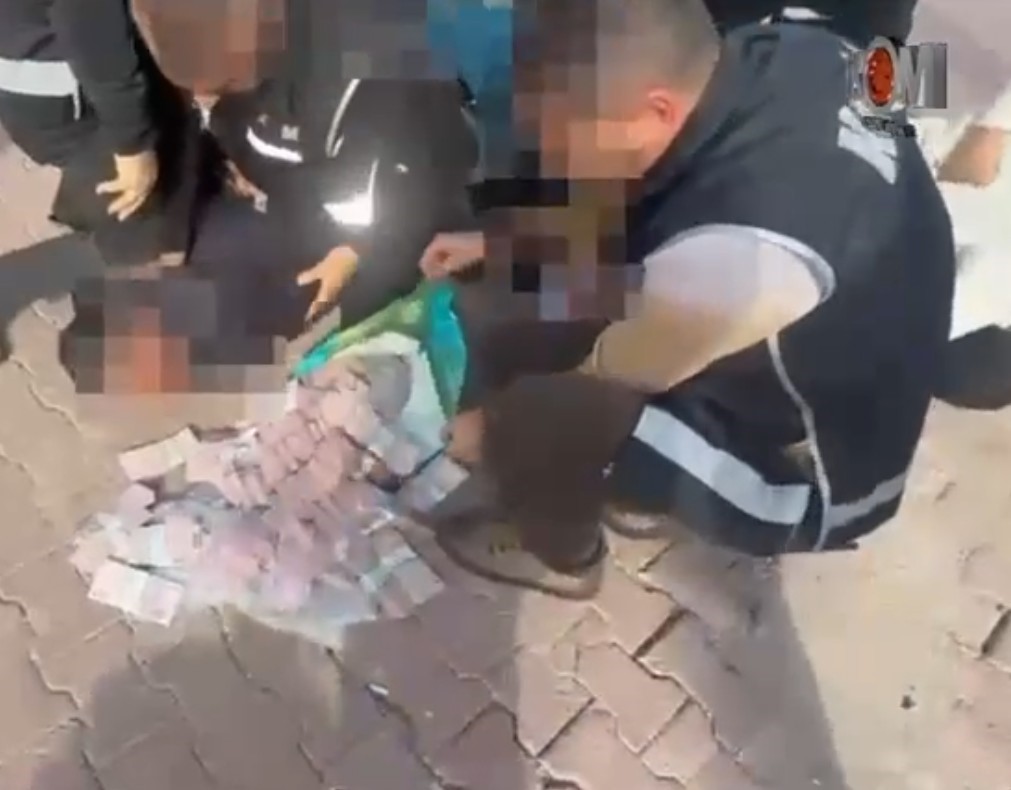Poşetteki 2 Milyon Lira Ile 30 Metre Gidebildiler, Polisin Operasyonuyla Yakalandılar (2)