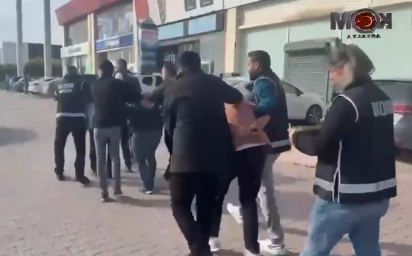 Poşetteki 2 Milyon Lira Ile 30 Metre Gidebildiler, Polisin Operasyonuyla Yakalandılar (3)